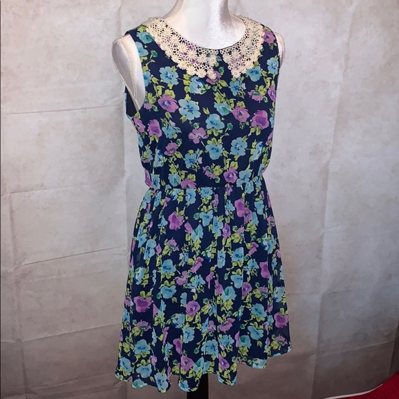 Forever 21 Dresses & Skirts - Forever 21 Casual Dress w/ Lace Crochet Collar